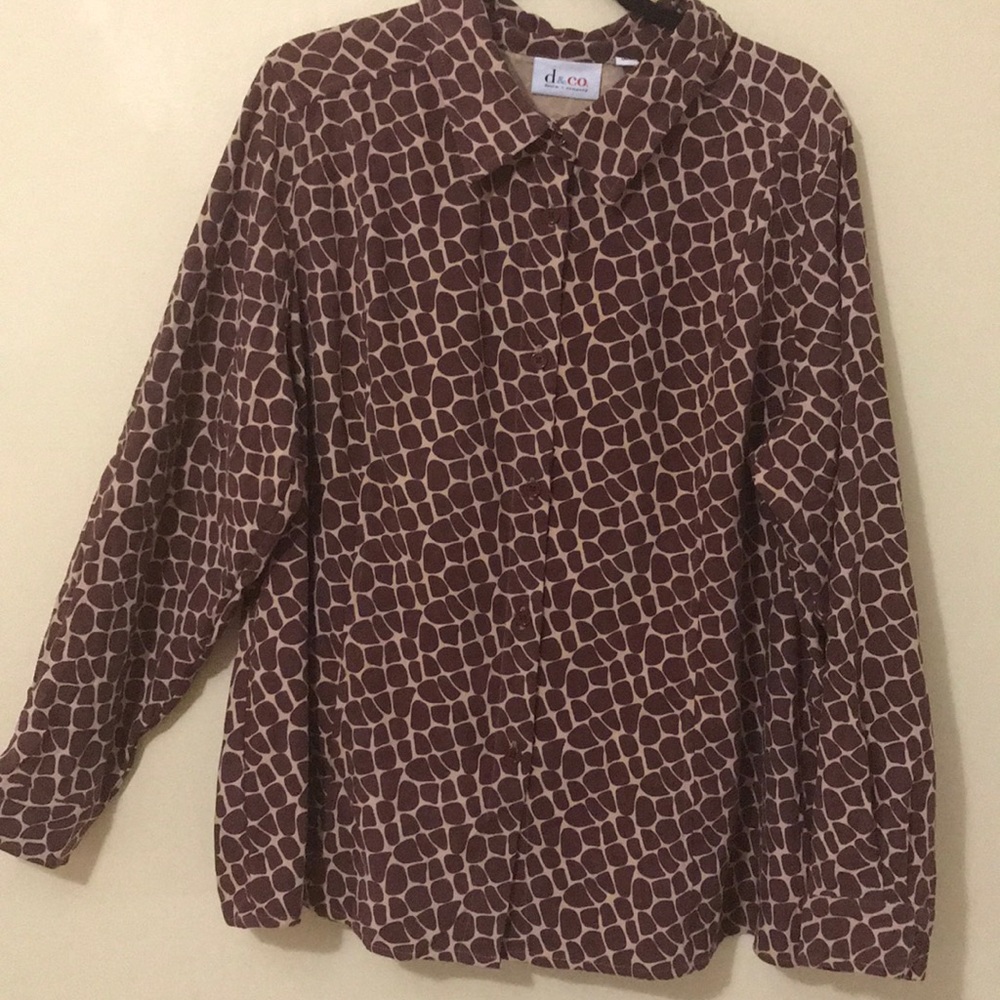 d&co giraffe print button up shirt